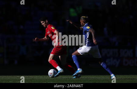 La città di Bristol è Callum O'Dowda in azione con Cardiff City's Leandro Bacuna durante il cielo di scommessa match del campionato al Cardiff City Stadium. Foto Stock