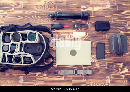 Essere pronti per un viaggio come un fotografo professinal con accessori in legno backgraund. Foto Stock