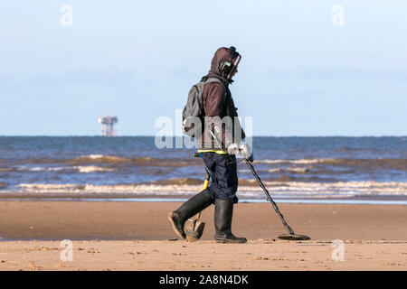 Rilevamento di metallo sulla spiaggia a Southport, Regno Unito. Il 10 novembre 2019. Dopo una settimana di pioggia continua, il sole finalmente si rompe attraverso un metallo detectorist la caccia di tesori nascosti in una fredda giornata nitida sulla spiaggia di Southport nel Merseyside. Credito: Cernan Elias/Alamy Live News Foto Stock