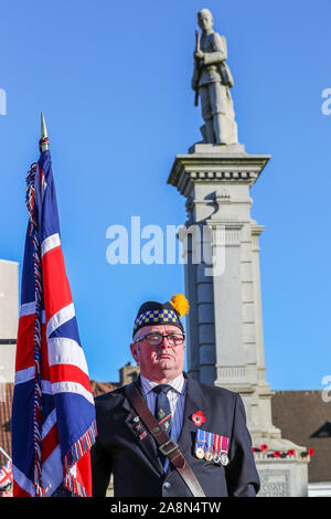 Saltcoats, Regno Unito . Decimo Nov, 2019. 11 novembre 2019 Saltcoats, Ayrshire, Regno Unito. Diverse centinaia di persone, compresi i veterani militari e membri dell'aria, mare e cadetti militari, si rivelò a pagare i loro aspetti a livello locale il cenotafio. Credito: Findlay/Alamy Live News Foto Stock