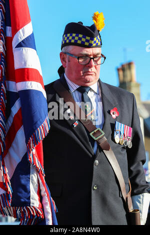 Saltcoats, Regno Unito . Decimo Nov, 2019. 11 novembre 2019 Saltcoats, Ayrshire, Regno Unito. Diverse centinaia di persone, compresi i veterani militari e membri dell'aria, mare e cadetti militari, si rivelò a pagare i loro aspetti a livello locale il cenotafio. Credito: Findlay/Alamy Live News Foto Stock