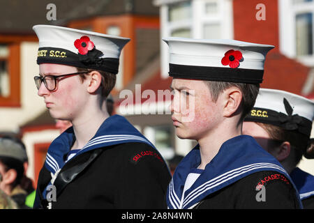 Saltcoats, Regno Unito . Decimo Nov, 2019. 11 novembre 2019 Saltcoats, Ayrshire, Regno Unito. Diverse centinaia di persone, compresi i veterani militari e membri dell'aria, mare e cadetti militari, si rivelò a pagare i loro aspetti a livello locale il cenotafio. Credito: Findlay/Alamy Live News Foto Stock