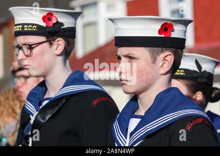 Saltcoats, Regno Unito . Decimo Nov, 2019. 11 novembre 2019 Saltcoats, Ayrshire, Regno Unito. Diverse centinaia di persone, compresi i veterani militari e membri dell'aria, mare e cadetti militari, si rivelò a pagare i loro aspetti a livello locale il cenotafio. Credito: Findlay/Alamy Live News Foto Stock