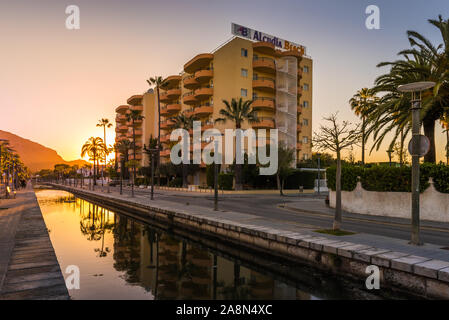 ALCUDIA, MALLORCA - 5 Maggio 2019: Spiaggia di Alcudia Hotel nella città di Alcudia a Mallorca Foto Stock