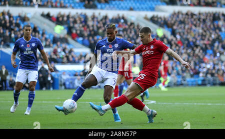 Bristol City's Tireeq Bakinson (destra) in azione con Cardiff City's Leandro Bacuna durante il cielo di scommessa match del campionato al Cardiff City Stadium. Foto Stock