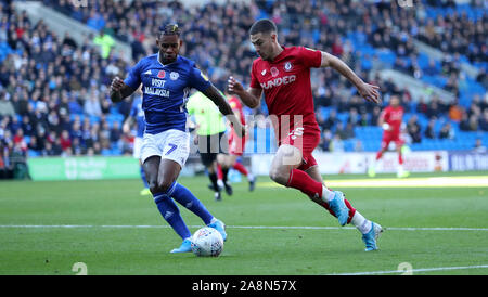 La città di Bristol Pedro Lopes Pereira (destra) in azione con Cardiff City's Leandro Bacuna durante il cielo di scommessa match del campionato al Cardiff City Stadium. Foto Stock