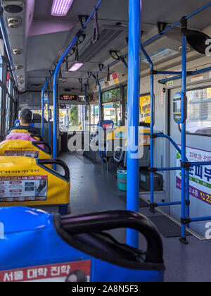 SEPT. 13, 2019-BUSAN COREA DEL SUD : interno di un trasporto pubblico uno i passeggeri seduti sulla sedia del bus. Quasi vuoto bus pubblici. Foto Stock