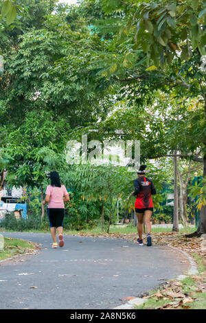 Il popolo esecuzione di esercizio fisico per la salute nel parco BangYai , Nonthaburi in Thailandia. Dicembre 3, 2018 Foto Stock