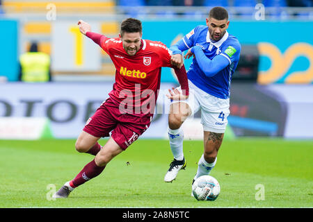 Darmstadt, Germania. Decimo Nov, 2019. Calcio: Seconda Bundesliga, SV Darmstadt 98 - SSV Jahn Regensburg, XIII GIORNATA, nel The Merck Stadium a Böllenfalltor. Regensburg Andreas Albers (l) e di Darmstadt Victor Palsson lotta per la palla. Credito: Uwe Anspach/dpa - NOTA IMPORTANTE: In conformità con i requisiti del DFL Deutsche Fußball Liga o la DFB Deutscher Fußball-Bund, è vietato utilizzare o hanno utilizzato fotografie scattate allo stadio e/o la partita in forma di sequenza di immagini e/o video-come sequenze di foto./dpa/Alamy Live News Foto Stock