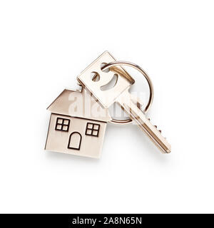 Chiave e casa portachiavi sagomato disposizione isolata su sfondo bianco percorso di clipping incluso. Elemento di design, vista dall'alto, piatto laici. Real estate e ins Foto Stock