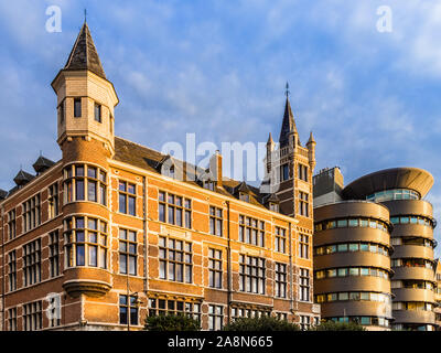 Tradizionali e moderni edifici - Willem Ogierplaats, Anversa, Belgio. Foto Stock