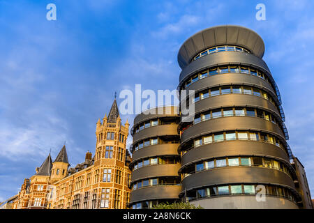 Tradizionali e moderni edifici - Willem Ogierplaats, Anversa, Belgio. Foto Stock