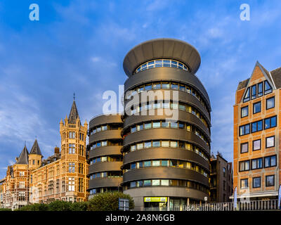 Tradizionali e moderni edifici - Willem Ogierplaats, Anversa, Belgio. Foto Stock