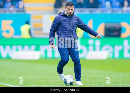 Darmstadt, Germania. Decimo Nov, 2019. Calcio: Seconda Bundesliga, SV Darmstadt 98 - SSV Jahn Regensburg, XIII GIORNATA, nel The Merck Stadium a Böllenfalltor. Pullman Darmstadts Dimitrios GRAMMOZIS gioca la palla. Credito: Uwe Anspach/dpa - NOTA IMPORTANTE: In conformità con i requisiti del DFL Deutsche Fußball Liga o la DFB Deutscher Fußball-Bund, è vietato utilizzare o hanno utilizzato fotografie scattate allo stadio e/o la partita in forma di sequenza di immagini e/o video-come sequenze di foto./dpa/Alamy Live News Foto Stock