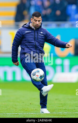 Darmstadt, Germania. Decimo Nov, 2019. Calcio: Seconda Bundesliga, SV Darmstadt 98 - SSV Jahn Regensburg, XIII GIORNATA, nel The Merck Stadium a Böllenfalltor. Pullman Darmstadts Dimitrios GRAMMOZIS gioca la palla. Credito: Uwe Anspach/dpa - NOTA IMPORTANTE: In conformità con i requisiti del DFL Deutsche Fußball Liga o la DFB Deutscher Fußball-Bund, è vietato utilizzare o hanno utilizzato fotografie scattate allo stadio e/o la partita in forma di sequenza di immagini e/o video-come sequenze di foto./dpa/Alamy Live News Foto Stock