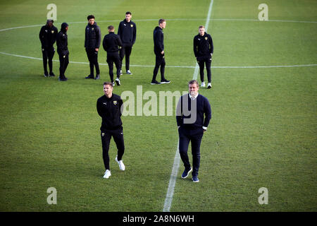 Oxford United manager Karl Robinson e giocatori prima che la FA Cup match di primo turno presso la Comunità SKYEx Stadium, Londra. Foto Stock