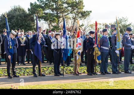 Southend on Sea, Regno Unito. Decimo Nov, 2019. Giorno del Ricordo il servizio presso il cenotafio di Southend, Clifftown Parade, davanti al progettato Lutyens Memoriale di guerra. Il servizio è frequentato da dignitari locali, tra cui il sindaco Southend ed entrambi i parlamentari locali, Sir David Amess e James Dudderidge. Penelope Barritt/Alamy Live News Foto Stock