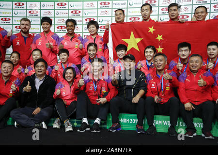 Tokyo, Giappone. Decimo Nov, 2019. Cina donne e uomini squadre rappresentano insieme per le telecamere dopo aver vinto la International Table Tennis Federation () ITTF World Team Cup Tokyo 2019 presso il Tokyo Metropolitan palestra. Cina donne squadra sconfigge il Giappone 3-0. Credito: Rodrigo Reyes Marin/ZUMA filo/Alamy Live News Foto Stock