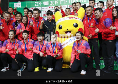 Tokyo, Giappone. Decimo Nov, 2019. Cina donne e uomini squadre rappresentano insieme per le telecamere dopo aver vinto la International Table Tennis Federation () ITTF World Team Cup Tokyo 2019 presso il Tokyo Metropolitan palestra. Cina donne squadra sconfigge il Giappone 3-0. Credito: Rodrigo Reyes Marin/ZUMA filo/Alamy Live News Foto Stock