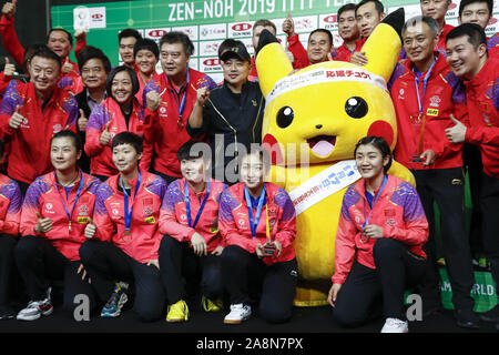 Tokyo, Giappone. Decimo Nov, 2019. Cina donne e uomini squadre rappresentano insieme per le telecamere dopo aver vinto la International Table Tennis Federation () ITTF World Team Cup Tokyo 2019 presso il Tokyo Metropolitan palestra. Cina donne squadra sconfigge il Giappone 3-0. Credito: Rodrigo Reyes Marin/ZUMA filo/Alamy Live News Foto Stock