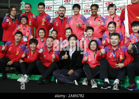 Tokyo, Giappone. Decimo Nov, 2019. Cina donne e uomini squadre rappresentano insieme per le telecamere dopo aver vinto la International Table Tennis Federation () ITTF World Team Cup Tokyo 2019 presso il Tokyo Metropolitan palestra. Cina donne squadra sconfigge il Giappone 3-0. Credito: Rodrigo Reyes Marin/ZUMA filo/Alamy Live News Foto Stock