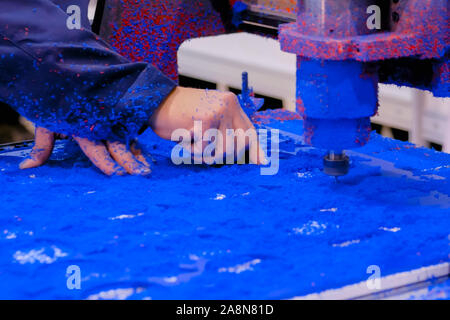 Macchina fresatrice durante il lavoro con materiale di plastica Foto Stock