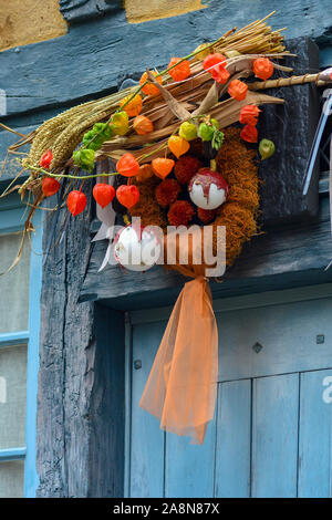 Ghirlanda di autunno con piante di frumento physalis e albero di natale toy Foto Stock