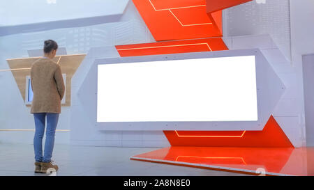 Donna che guarda la grande vuoto interactive Wall display - schermata bianca concept Foto Stock