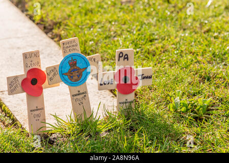 Un giorno del ricordo il servizio era tenuto presso il Lutyens progettato Southend cenotafio memoriale di guerra. Croci di legno sono stati inseriti Foto Stock