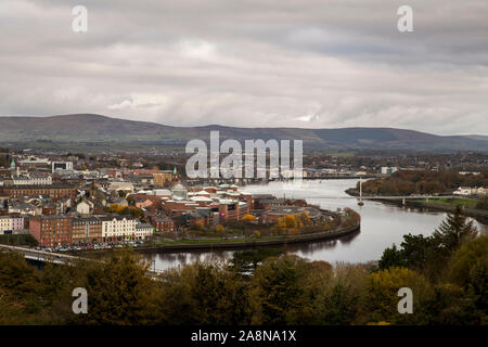 Vista generale di Derry City che si affaccia sul Fiume Foyle da the Waterside della città. Regno Unito circoscrizione parlamentare profilo per Foyle. Leader SDLP Colonna Eastwood è in una tenuta di gara con Sinn Fein incombente McCallion Eliseo per il Lough Foyle circoscrizione. Brexit e il dibattito su se il victor dovrebbe prendere il sedile è atteso a dominare la gara. Foto di PA. Picture Data: martedì 05 novembre, 2019. Vedere PA storia politica elezione Ulster Foyle. Foto di credito dovrebbe leggere: Liam McBurney/PA FILO Foto Stock