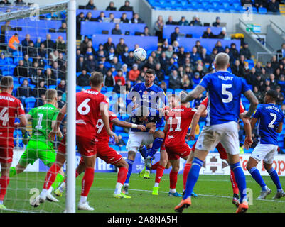 Cardiff, Regno Unito. Decimo Nov, 2019. 10 novembre 2019; Cardiff City Stadium di Cardiff, GLAMORGAN, GALLES; Campionato inglese di calcio, Cardiff City versus Bristol City; Gary Madine di Cardiff City vince la testata verso il traguardo - rigorosamente solo uso editoriale. Nessun uso non autorizzato di audio, video, dati, calendari, club/campionato loghi o 'live' servizi. Online in corrispondenza uso limitato a 120 immagini, nessun video emulazione. Nessun uso in scommesse, giochi o un singolo giocatore/club/league pubblicazioni Credit: Azione Plus immagini di sport/Alamy Live News Foto Stock