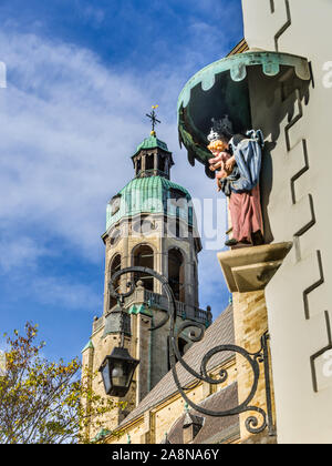 Vergine Maria e Gesù bambino nella nicchia muraria di fronte alla chiesa di Sant'Andrea (Sint-Andrieskerkhurch) sul campanile di Sint-Andriesstraat - Anversa, Belgio. Foto Stock