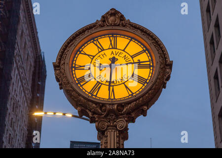 Fifth Avenue Golden street orologio, New York City, Stati Uniti d'America. Foto Stock