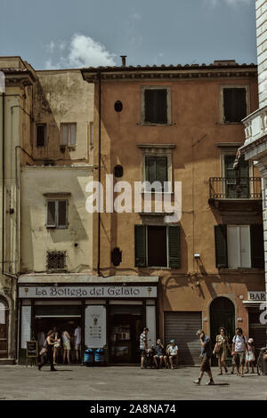Gelateria in un vecchio edificio in Italia Foto Stock