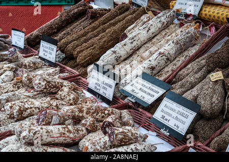 Essiccato Francese di salsicce o salsiccia onoutdoor francese di stallo del mercato,Provence Francia. Foto Stock