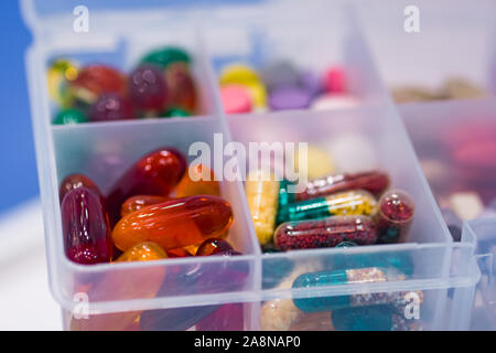 Supplementi e pillole in contenitore di plastica per la vendita in farmacia drug store Foto Stock