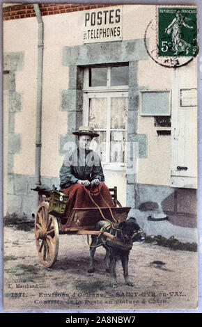 Dintorni d'Orleans, Saint Cyr En Val (Saint-Cyr-en-Val), courrier de la Poste en voiture un chien. Carte postale ancienne, photographie colorisee debutto Foto Stock