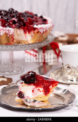 Piatti antichi su una tovaglia bianca e dolce torta con la Gelatina di ciliegie, gustoso e fresco. Foto Stock