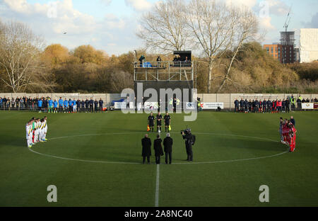 Vista generale dei giocatori durante un minuto di silenzio per il Giorno del Ricordo prima di FA Cup match di primo turno presso la Comunità SKYEx Stadium, Londra. Foto Stock