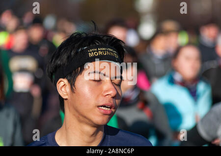 Glasgow, Scotland, Regno Unito. 10 Novembre, 2019. Un runner che partecipano a MoRunning che è una serie di 1.5km, 5km e 10km di piste svolge in 24 sedi in tutto il Regno Unito & Irlanda nel mese di novembre in aiuto della Fondazione Movember che raccogliere fondi per la salute dell'uomo. Questo anno si festeggia il suo decimo anniversario e ha raccolto oltre 1 milione di sterline. Questi eventi sollevano i fondi per i principali problemi di salute di fronte a uomini che sono il cancro della prostata, cancro testicolare, salute mentale e il suicidio. Credito: Berretto Alamy/Live News Foto Stock