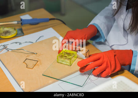 Donna arredatore la produzione di vetro confezione regalo in officina - Vista ravvicinata Foto Stock