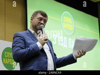 Kiev, Ucraina. Decimo Nov, 2019. OLEKSANDR KORNIENKO, neo eletto presidente del servant del popolo" partito politico, parla durante un congresso del servant del popolo" partito politico a Kiev in Ucraina, il 10 novembre 2019. Credito: Serg Glovny/ZUMA filo/Alamy Live News Foto Stock