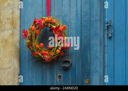 Ghirlanda di autunno piante con physalis orchidee e calla Foto Stock