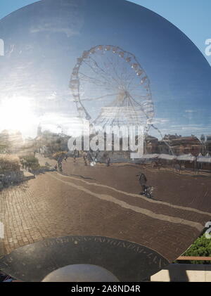 Győr Cityscape riflessione in Pulzus moderne sculture pubbliche sulla piazza Dunakapu Foto Stock