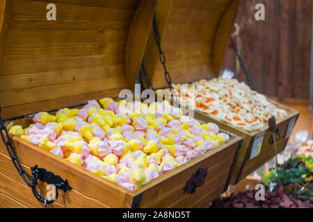 Assortimento di coloratissimi deliziosa marmellata jelly caramelle per la vendita sul contatore Foto Stock