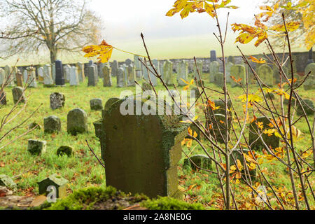 Vecchio Cimitero Ebraico in Germania in una giornata autunnale Foto Stock