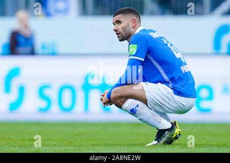 Darmstadt, Germania. Decimo Nov, 2019. Calcio: Seconda Bundesliga, SV Darmstadt 98 - SSV Jahn Regensburg, XIII GIORNATA, nel The Merck Stadium a Böllenfalltor. Darmstadt Victor Palsson siede sul campo di gioco dopo che il gioco è terminato. Credito: Uwe Anspach/dpa - NOTA IMPORTANTE: In conformità con i requisiti del DFL Deutsche Fußball Liga o la DFB Deutscher Fußball-Bund, è vietato utilizzare o hanno utilizzato fotografie scattate allo stadio e/o la partita in forma di sequenza di immagini e/o video-come sequenze di foto./dpa/Alamy Live News Foto Stock