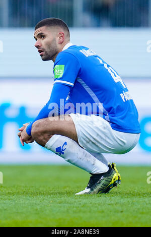 Darmstadt, Germania. Decimo Nov, 2019. Calcio: Seconda Bundesliga, SV Darmstadt 98 - SSV Jahn Regensburg, XIII GIORNATA, nel The Merck Stadium a Böllenfalltor. Darmstadt Victor Palsson siede sul campo di gioco dopo che il gioco è terminato. Credito: Uwe Anspach/dpa - NOTA IMPORTANTE: In conformità con i requisiti del DFL Deutsche Fußball Liga o la DFB Deutscher Fußball-Bund, è vietato utilizzare o hanno utilizzato fotografie scattate allo stadio e/o la partita in forma di sequenza di immagini e/o video-come sequenze di foto./dpa/Alamy Live News Foto Stock