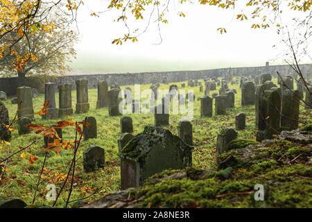 Vecchio Cimitero Ebraico in Germania in una giornata autunnale Foto Stock