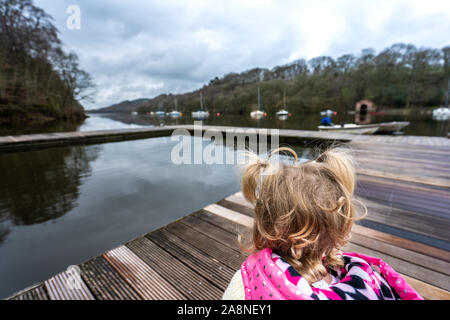 Una graziosa bambina gode di una giornata al lago di Rudyard con il suo papà, padre a Leek in Staffordshire, Derbyshire frontiera per il Peak District Foto Stock